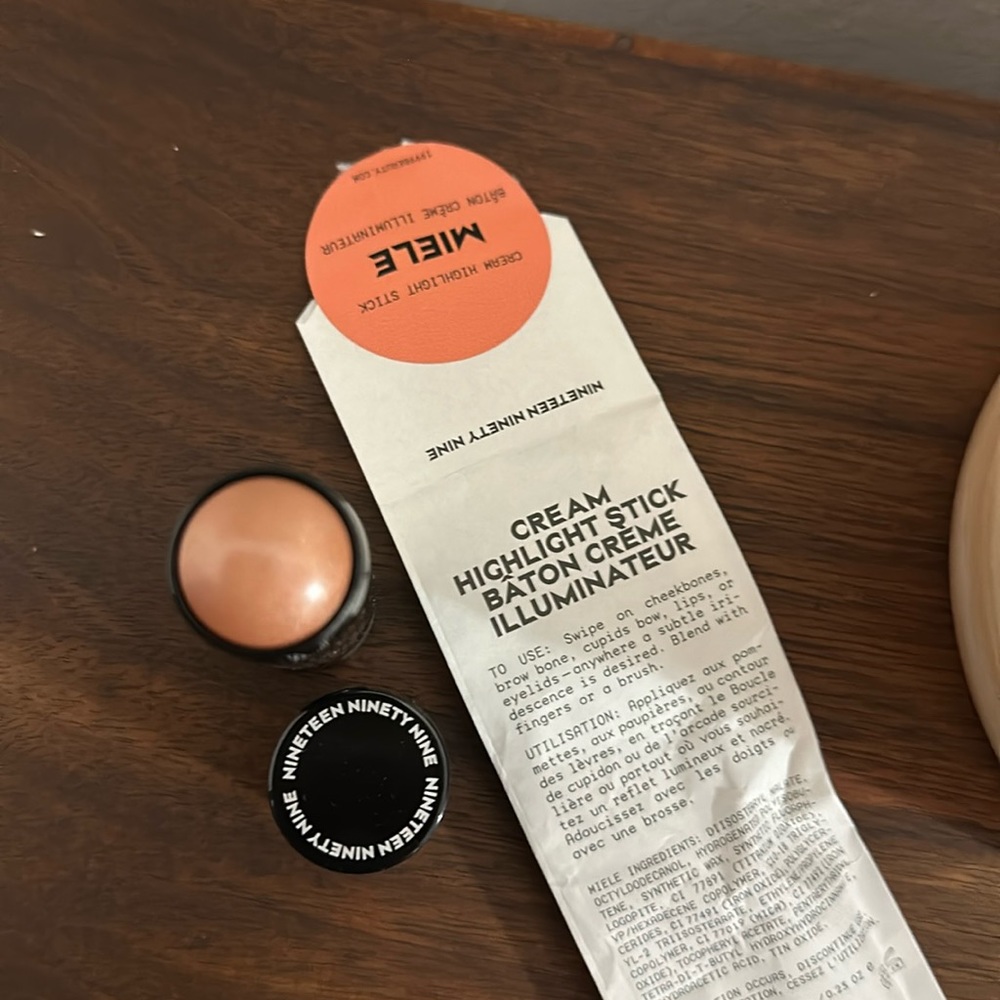 A creamy highlighting stick without heavy sparkle